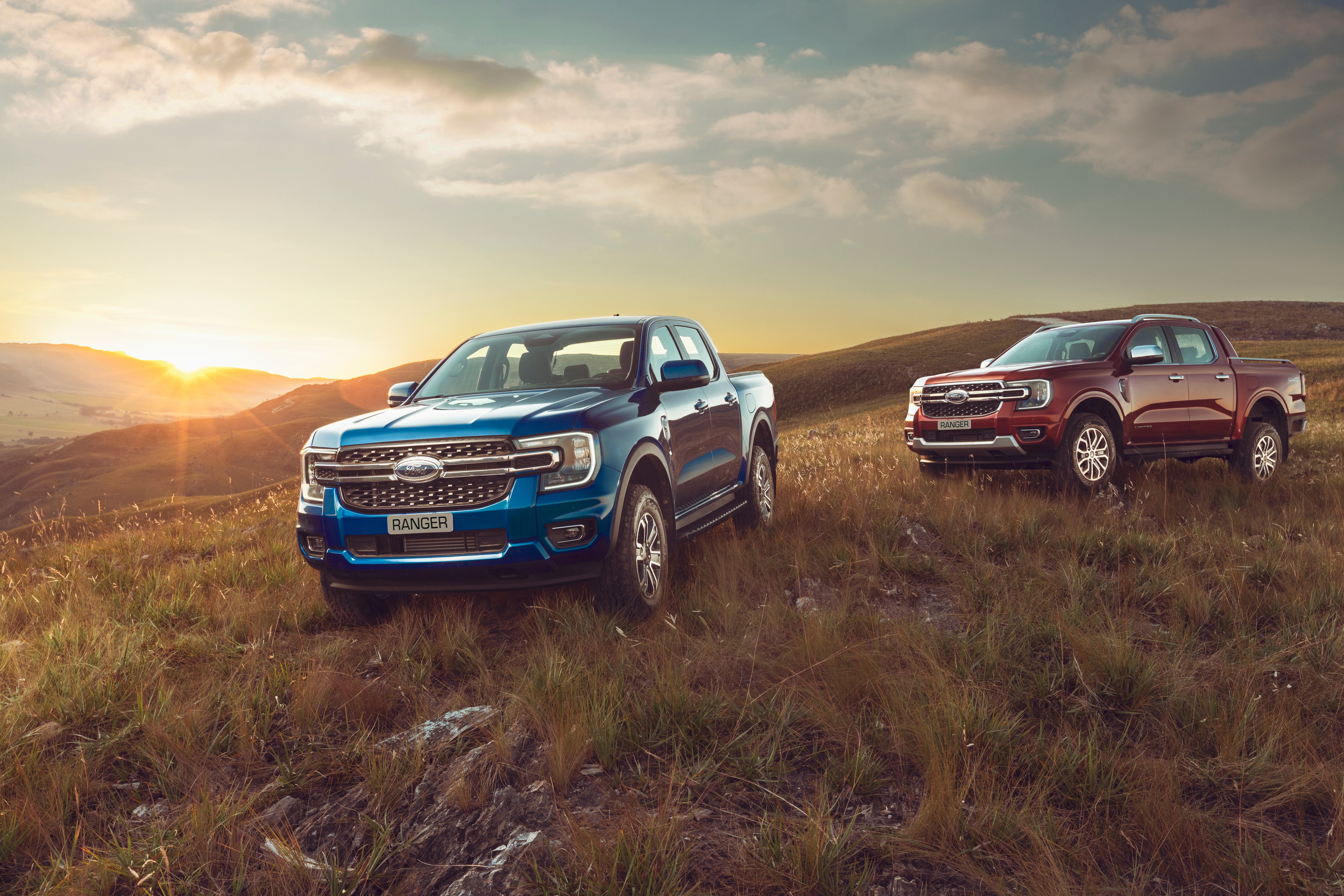 Ford Ranger Limited laranja e XLT azul